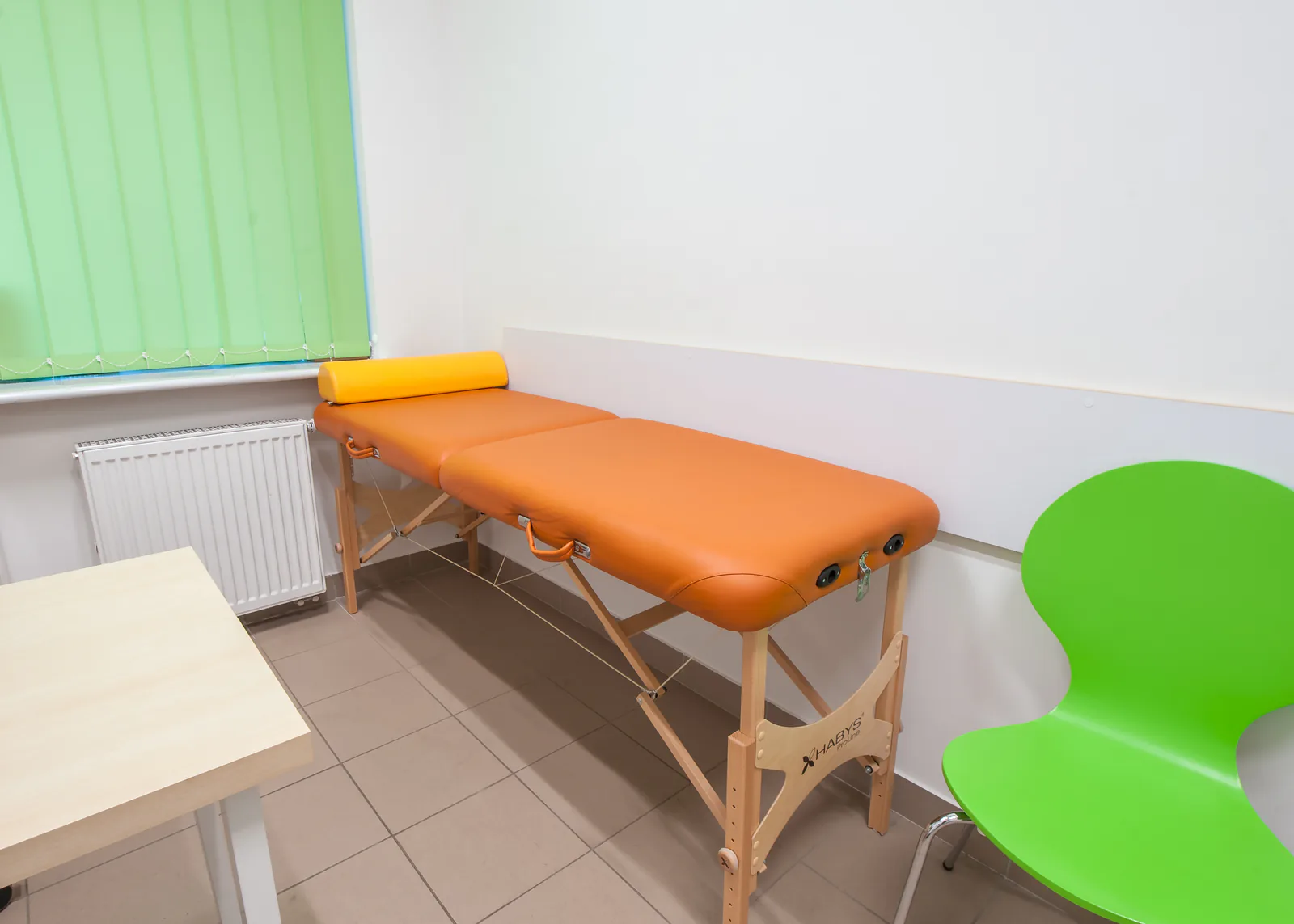 Fizjoterapeuta podczas badania manualnego stopy